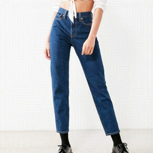 Levi’s Wedgie Icon Fit Denim Jeans • Med / Dark Wash • US 24